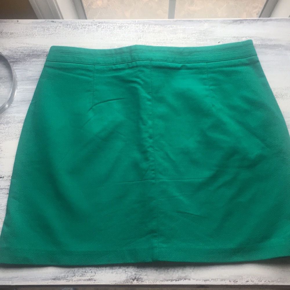 Super cute Green skirt with deep pockets!